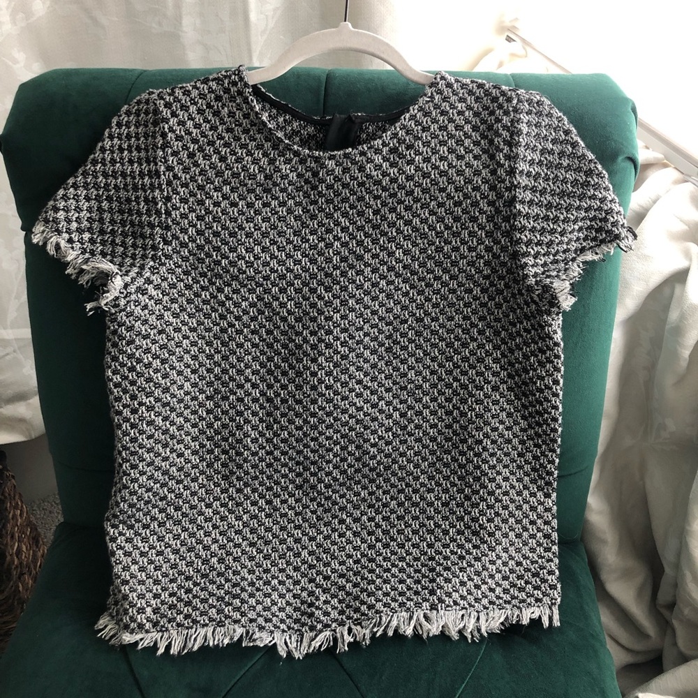 Woven knit black and white top
